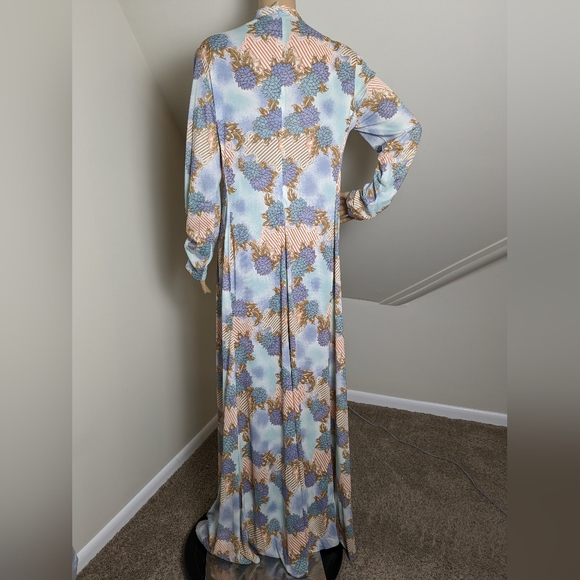 Flowing Vintage Gown with Unique Pattern - Picture 7 of 16
